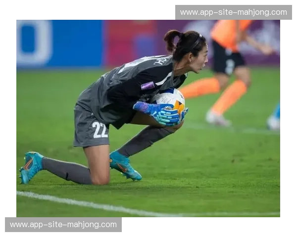 孟加拉国门将陈晨飞身扑救远射,年轻防线经受大赛考验 孟加拉国门将陈晨飞身扑救远射,年轻防线经受大赛考验